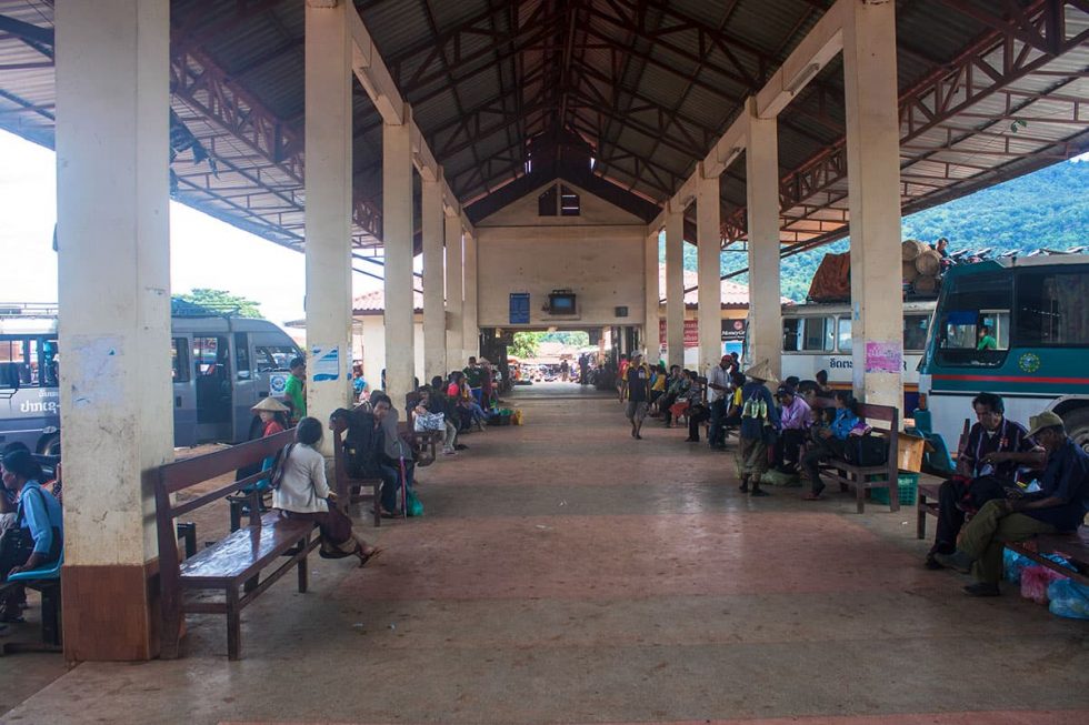 Estação de Ônibus em Pakse, Laos | Happymind Travels