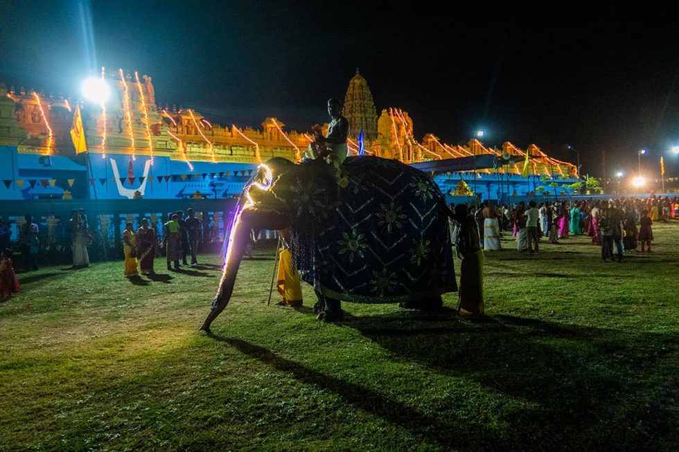 Ceremony at the Sri Lakshmi Narayana in Nilaveli, Sri Lanka | Happymind Travels