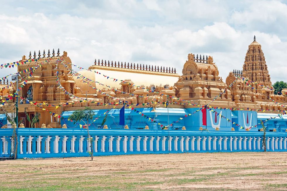 Sri Lakshmi Narayana in Nilaveli, Sri Lanka | Happymind Travels