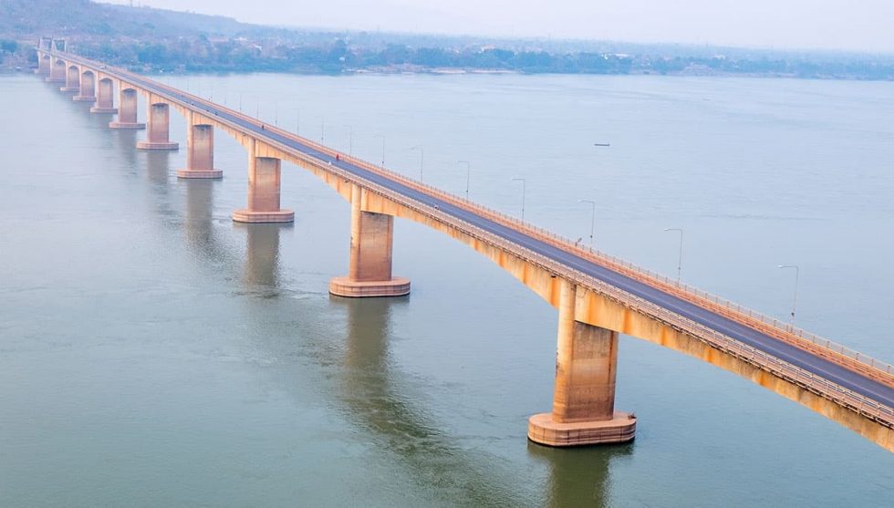 Ponte de Lao Nippon em Pakse, Laos em direção à Tailândia | Happymind Travels