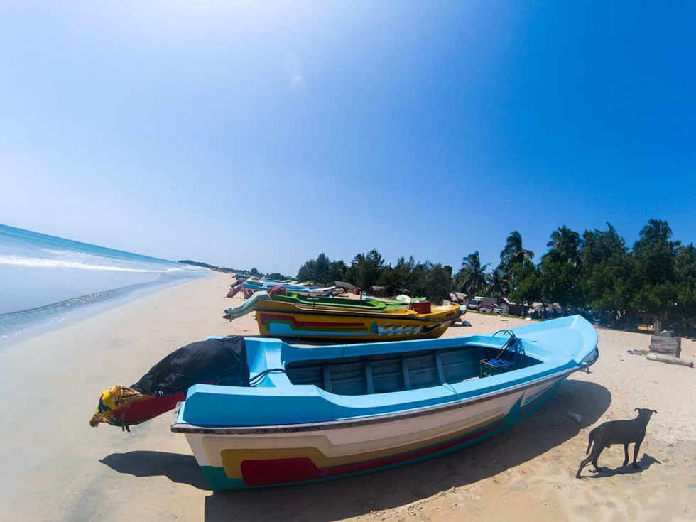 Barcos na praia de Nilaveli, Sri Lanka | Happymind Travels