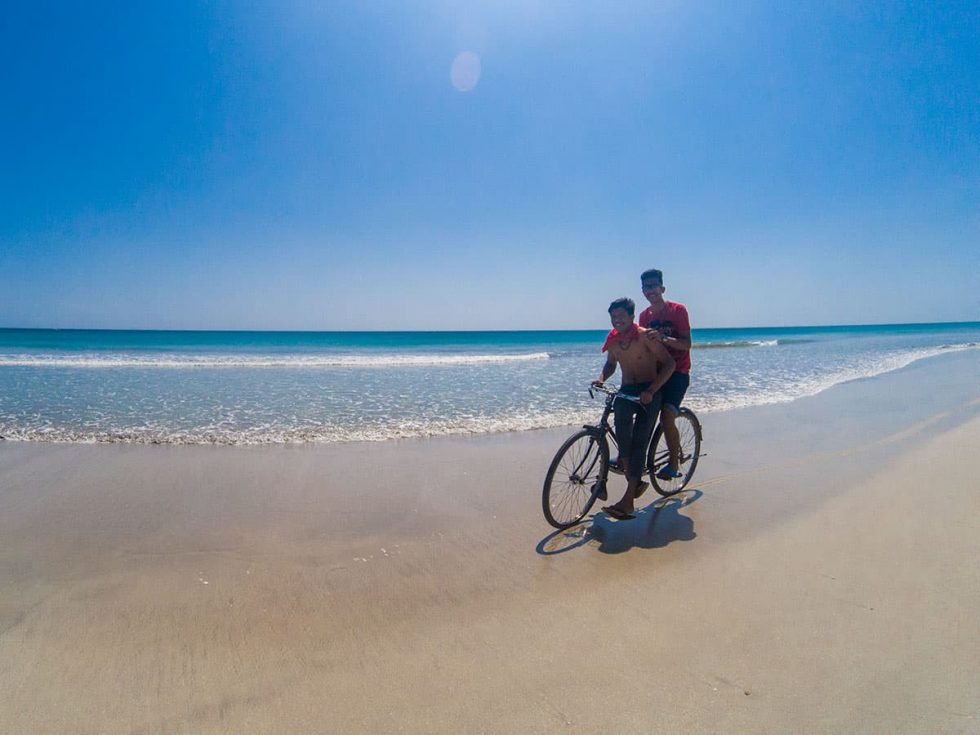 Miúdos a andar de bicicleta na praia de Nilaveli, Sri Lanka Happymind Travels