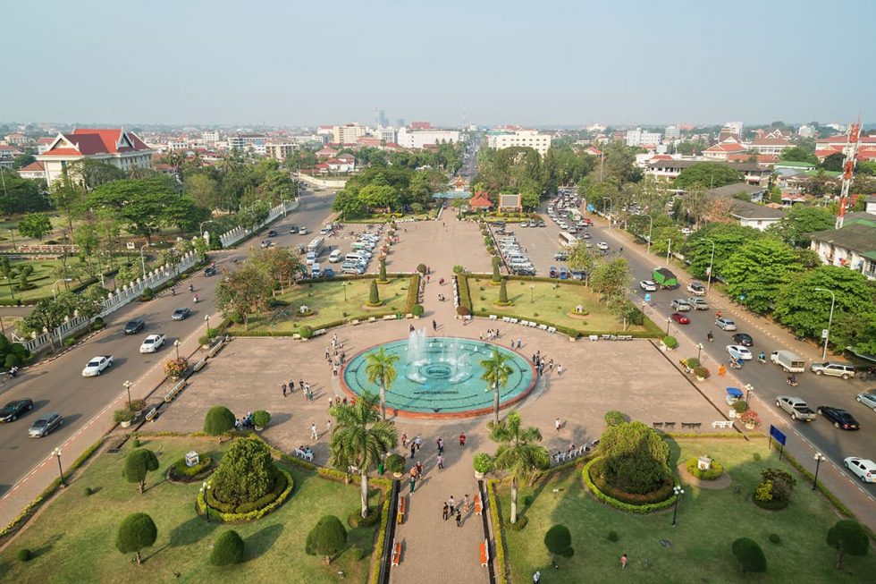 Vista do topo do Monumento da Vitória Patuxai em Vientiane, Laos | Happymind Travels