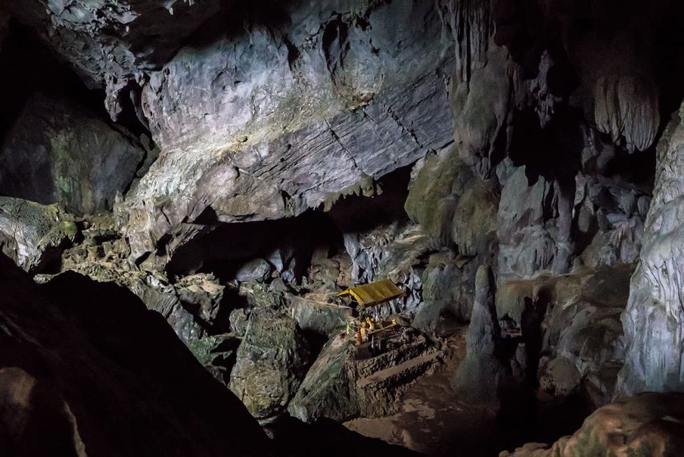 Dentro da Poukham Cave em Vang Vieng, Laos | Happymind Travels