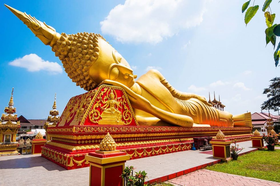 Reclining Buddha at Wat Pha That Luang em Vientiane, Laos | Happymind Travels