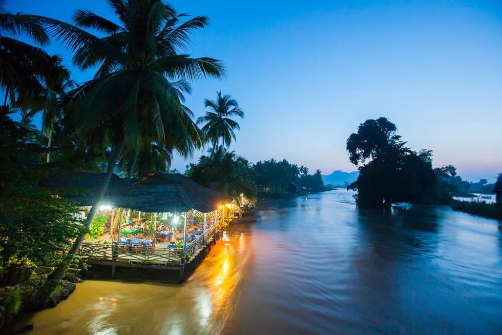 Restaurante nas margens do Rio Mekong em Don Det, 4000 Islands, Laos | Happymind Travels