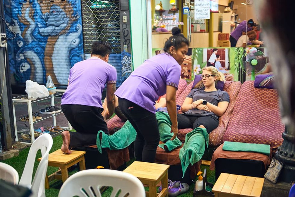 Thai massage on the streets of Luang Prabang, Laos | Happymind Travels