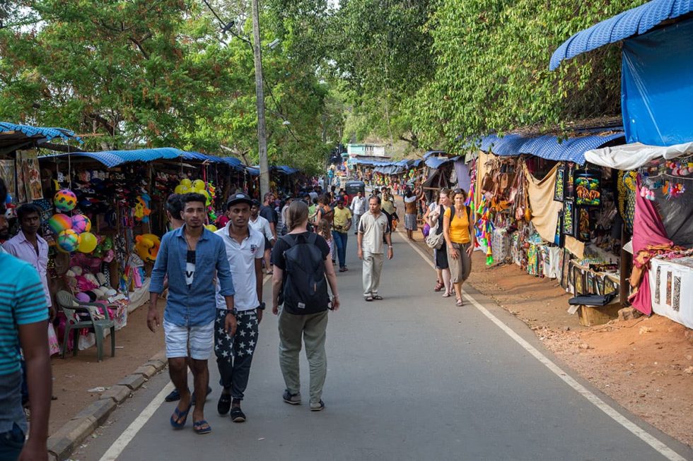 O mercado de rua na subida para o Koneshwaram Temple em Trincomalee, Sri Lanka | Happymind Travels