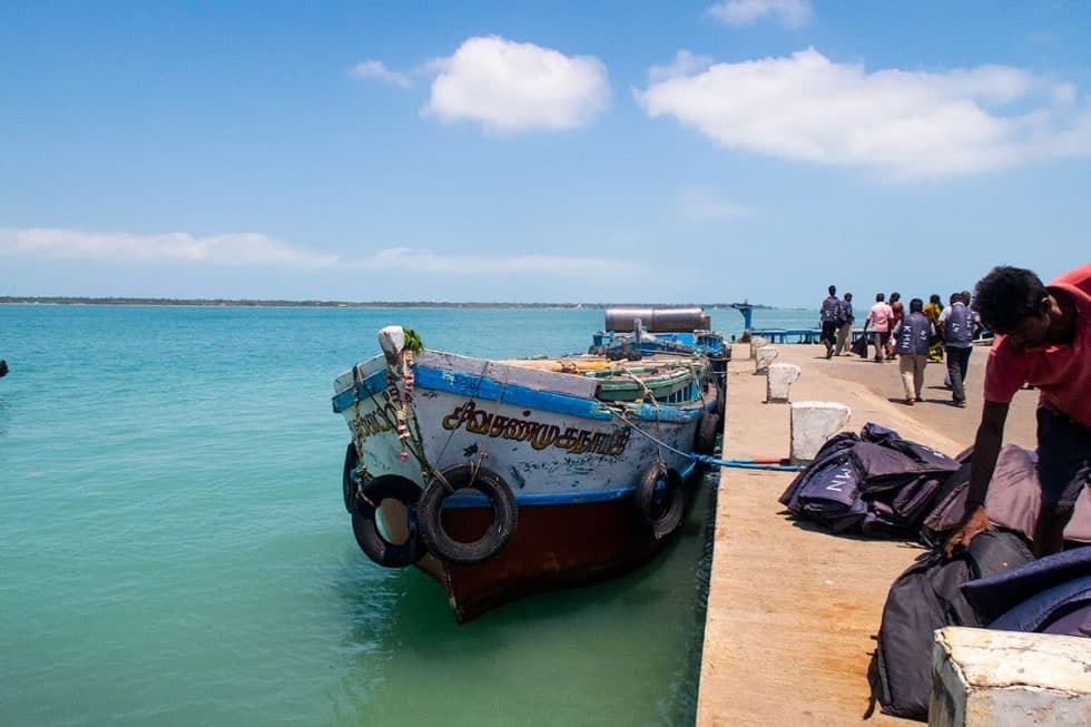 Barco de passageiros para a Ilha de Nainativu em Jaffna no Sri Lanka | Happymind Travels