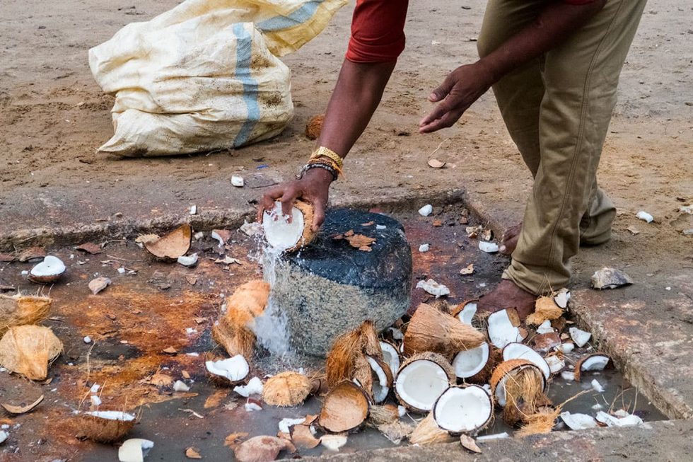 Dádivas durante a Puja diária em Nallu Kandaswamy Kovil em Jaffna, Sri Lanka | Happymind Travels