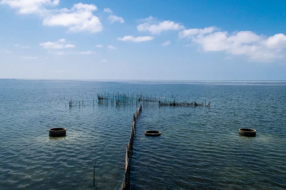 Estrada no meio do oceano a caminho da ilha de Nainativu, a norte de Jaffna, Sri Lanka | Happymind Travels