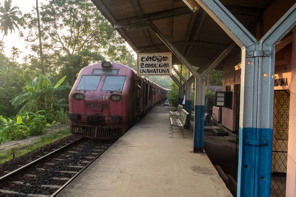 Trem saindo da estação em Unawatuna - Sri Lanka | Happymind Travels