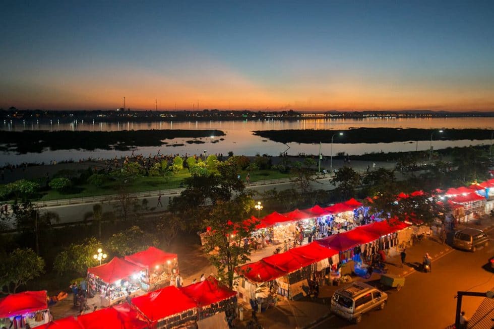 Mercado nocturno em Vientiane, Laos | Happymind Travels