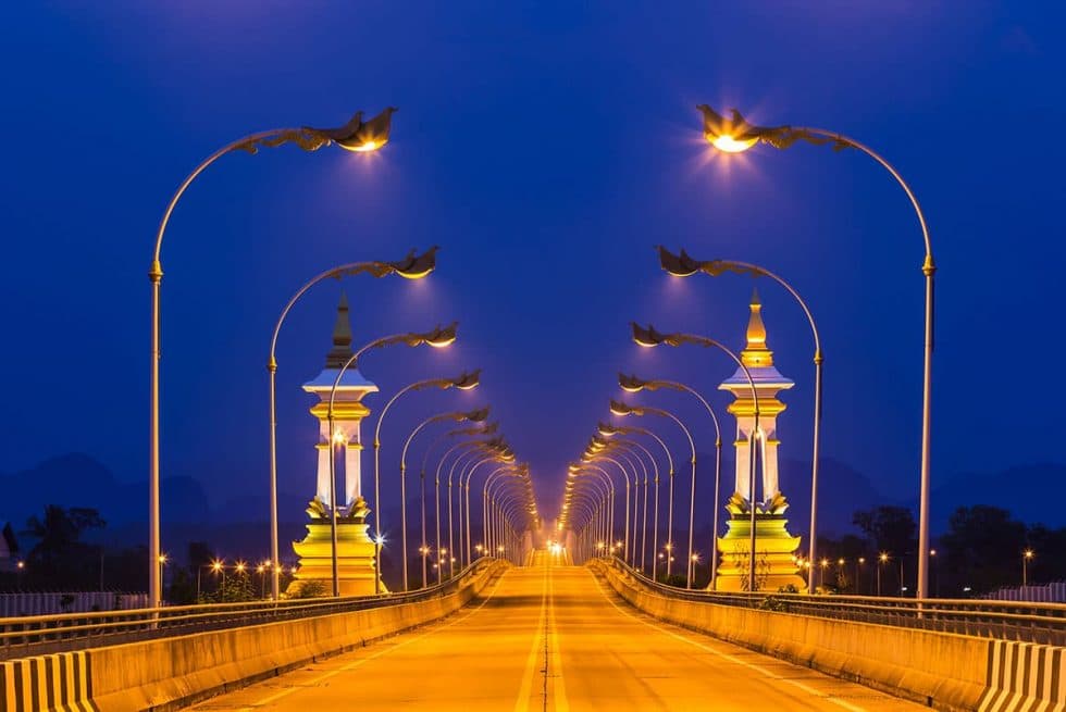 Ponte da Amizade em Vientiane (entre Laos e Tailândia) | Happymind Travels