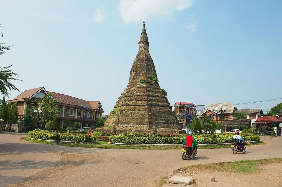 That Dam em Vientiane, Laos | Happymind Travels