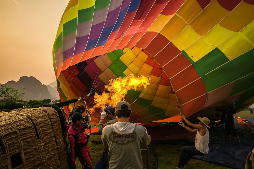 Andar de Balão logo ao nascer do sol em Vang Vieng, Laos | Happymind Travels