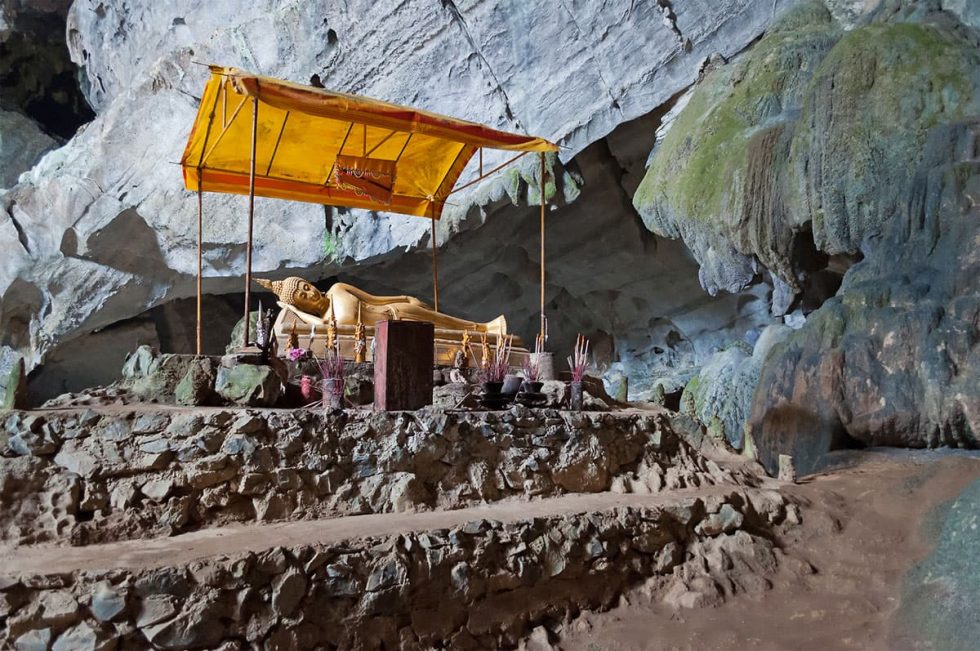 Tham Phu Kham cave near the Blue Lagoon in Vang Vieng, Laos | Happymind Travels