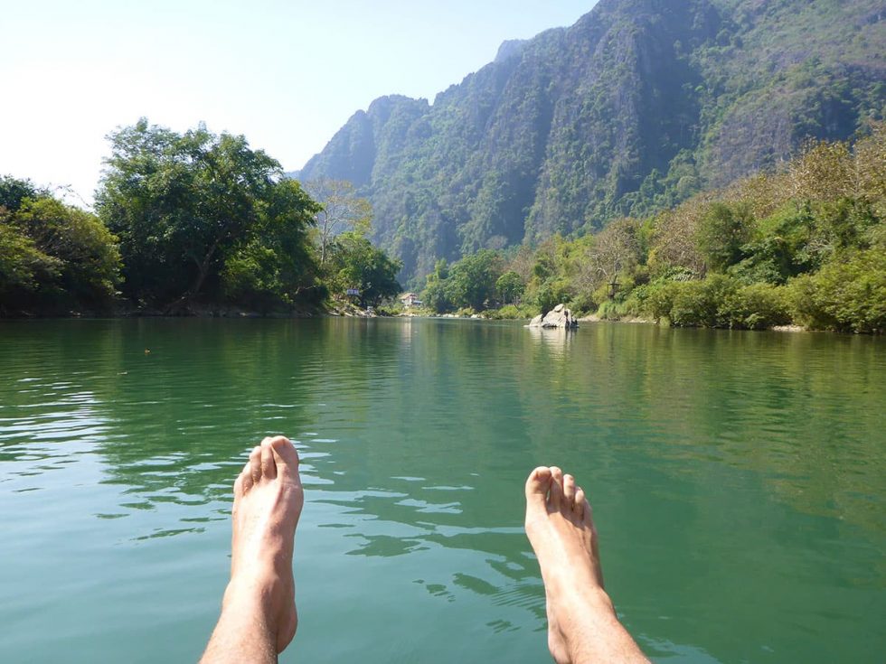 Paisagem vista desde o rio Nam Song em Vang Vieng, Laos | Happymind Travels