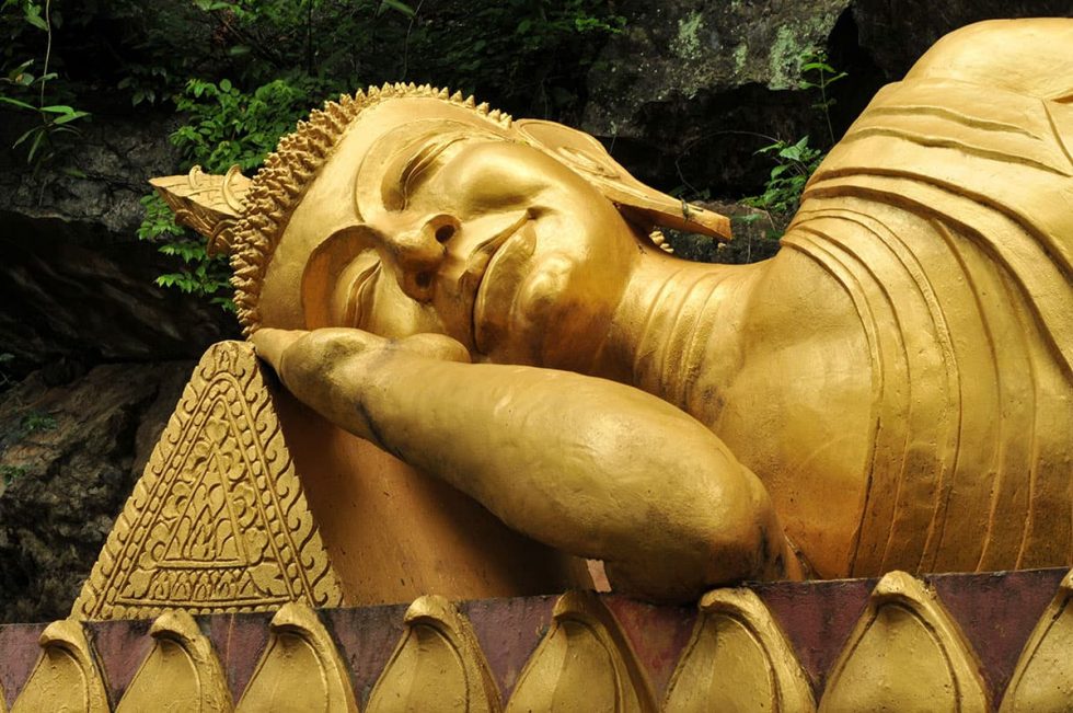Reclining Buddha no Wat Tham Phousi em Luang Prabang, Laos | Happymind Travels